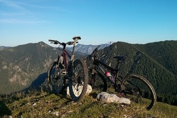 Rund um Lenggries gibt's von Frühjahr bis Herbst viele Möglichkeiten für schöne Touren mit dem Mountainbike. | Foto: Matthias Treubeg