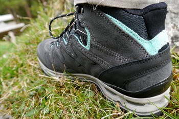 Die gedämpfte Sohle sorgt für Komfort beim Gehen, die versteifte Ferse für guten Halt im Meindl Minnesota GTX Wanderschuh.