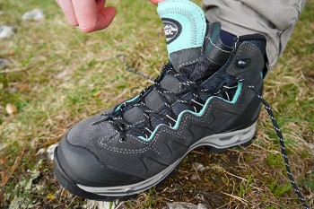 Im geschlossenen Zustand ist der wasserdichte Einsatz zwischen Lasche und Oberschuh gefaltet, bei Bedarf lässt sich die Lasche weit öffnen.