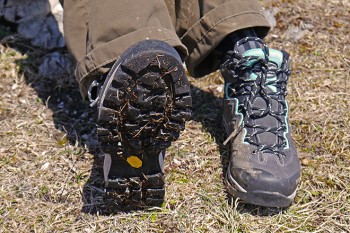 Nach der Schlammschlacht am frisch getauten Wank hängen keine größeren Dreckbatzen am Wanderschuh - das ist dem selbstreinigenden Profil der Vibram-Sohle zu verdanken.