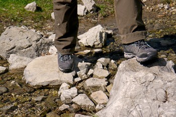 Trittsicher auf Fels und bei der Bachüberquerung - aber auch Reintreten hat mit der Gore-Tex-Membran nicht geschadet.