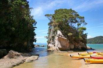 Organisierte Touren mit dem Seekajak entlang der Buchten des Abel Tasman Nationalparks sind auch für Wassersport-Einsteiger kein Problem. | Foto: Kirstin Schuchardt