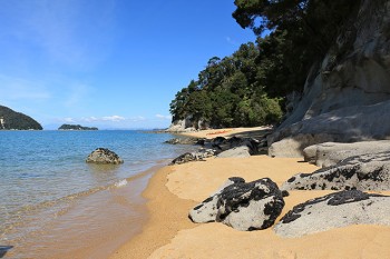 Die Kajak-Tour endet an der Watering Cove. Von da geht's mit dem Wassertaxi zur Bark Bay und von dort weiter zu Fuß auf dem Abel Tasman Coast Track. | Foto: Kirstin Schuchardt