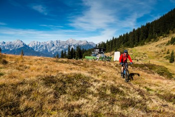 Der erste Wegpunkt unserer zweitägigen Mountainbike-Tour durch die Tuxer Alpen ist der aussichtsreiche Loassattel. | Foto: Franz Mösbauer