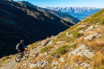 Letzter Höhepunkt der MTB-Runde durch die Tuxer Alpen ist das Geiseljoch, danach geht es nur noch bergab. | Foto: Franz Mösbauer