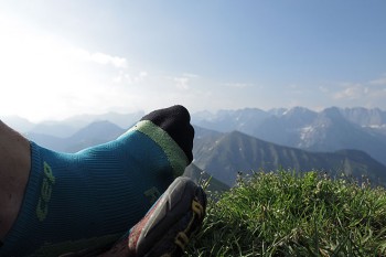 Ideal f&uuml;r L&auml;ufe von Fr&uuml;hjahr bis Herbst - die kurze CEP-Laufsocke. | Foto: Holger Stark