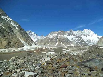Hochtouren in den Berner Alpen befassen sich vor allem mit H&ouml;rnern: Auf dem Unteraargletscher, rechts das Lauteraarhorn-Schreckhorn-Massiv, links das majest&auml;tische Finsteraarhorn. | Foto: Stephan Bernau