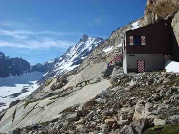 Lauteraarhorn: Aarbiwak mit Lauteraarhorn samt Südwandcouloir im Hintergrund. | Foto: Stephan Bernau