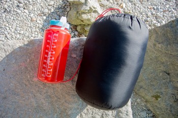 Im Test auf Trekkingtour in Alaska und Kanada hat sich der Mountain Equipment Helium 600 dank seines Packmaßes auch im Rucksack gut geschlagen. | Foto: Kathrin Heckmann