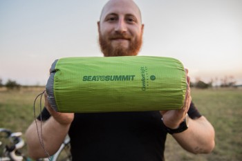 Das Packmaß und Gewicht der Sea to Summit ComfortLight Insulated Mat werden Ganzjahres-Trekker und -Radreisende zu schätzen wissen. | Foto: Afra Gethöffer