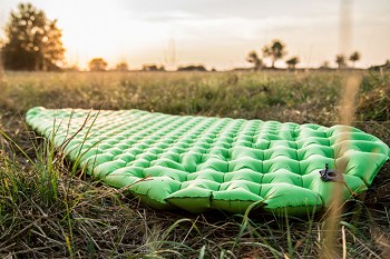 Die Sea to Summit ComfortLight Thermo-Isomatte funktioniert nach dem Luftkammerprinzip. Die "Insulated"-Version isoliert bis minus zwölf Grad - damit kann die Isomatte das ganze Jahr über zum Einsatz kommen. | Foto: Afra Gethöffer