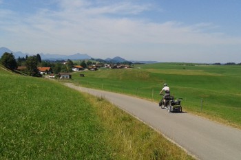 Der Thule Chariot Cougar 2 rollt locker und laufruhig. | Foto: Judith Hackinger