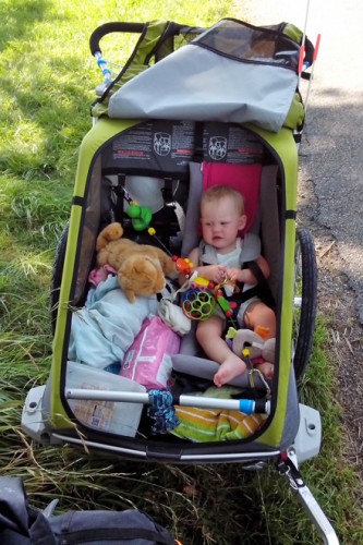 Entspanntes reisen im rollenden Babyzimmer. Die Anschaffung der Hängematte lohnt sich in jedem Fall. Die Testerin im Bild ist 8 Monate alt und 74 Zentimeter groß. | Foto: Jörg Hackinger