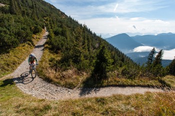 Der Abstecher zum Heimgarten sorgt bei der Auffahrt neben einem tollen Panorama für dicke Oberschenkel. Wer sein Mountainbike bis zum Heimgartenhaus mitgenommen hat, darf sich über eine tolle Abfahrt von weit oben freuen. | Foto: Franz Mösbauer