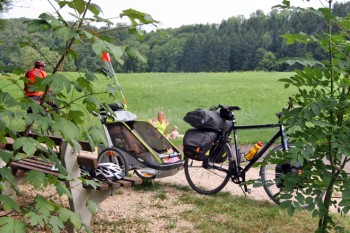 Ob als Fahrradanhänger oder geräumiger Buggy - der Thule Chariot Cougar 2 schluckt alles, was der Outdoor-Nachwuchs für einen gelungenen Ausflug braucht. | Foto: Jörg Hackinger