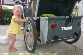 Klares Testurteil: Für den Thule Chariot Cougar 2 gibt's als Fazit ein strahlendes Babylächeln. | Foto: Judith Hackinger