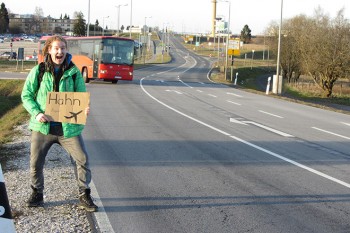 Immer gut drauf und den Bus vorbeifahren lassen. Benny zeigt wie es geht und nimmt mit dieser Laune sicher gleich die nächste Mitfahrgelegenheit als Tramper. | Foto: Benny Birke