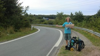 Ein guter Platz beim Trampen ist übersichtlich, bietet gefahrloses Halten für den potenziellen Ride und sollte hell sein, vor allem abends. | Foto: Benny Birke