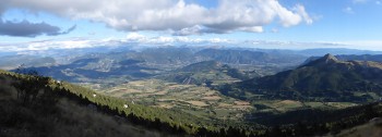 Ein Ausblick den jeder in Céüse genießt. Vom Felsen aus kann man schön eine Teil des Departement Hautes-Alpes überblicken. | Foto: Sophie Arnold