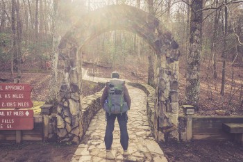 Start auf den Approach Trail hinauf zum Springer Mountain, dem offiziellen Trailhead des Appalachian Trails. | Foto: Feel4Nature