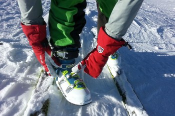 Auch Schnallen der Skistiefel lassen sich mit dem Hestra Drei-Finger-Handschuh dank separiertem Zeigefinger gut bedienen. | Foto: Markus Höß