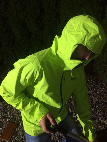Patagonia Refugitive Test: Wesentlicher Unterschied zu einem Zweilagenmodell oder anderen Hardshells war für mich, die Jacke klebte nicht an mir. Ich trug nur ein Funktionstshirt darunter und hatte kein unangenehmes Gefühl an den Armen. | Foto: Andi Lettenbichler