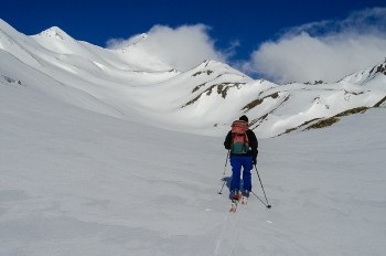 Über dem Val Pischa zeigt sich die ebenmäßige Pyramide des Piz Blaisun - wenn sich nicht gerade der Gipfel hinter Wolken versteckt. | Foto: Franz Mösbauer