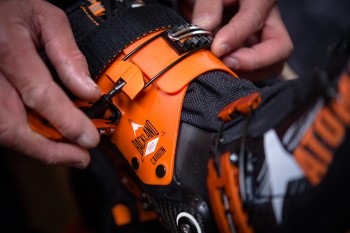 Der Atomic Backland Carbon hat zwei Schnallen. Die Crosslace am Rist sorgt aber dennoch für das Gefühl eines Dreischnallers. Der erste Eindruck im Stuben-Test: leicht, stabil und tadellos anpassbar. | Foto: Garrett Grove/Atomic