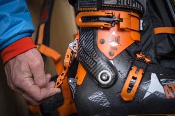 Hebel-Umlegen: Die Abfahrtsverriegelung des Atomic Backland Carbon. | Foto: Garrett Grove/Atomic