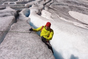 "... ständiges Scheuern am Eis, ein einschneidendes Bergungsseil über Schulter und Hüfte und spitze Eispartikel von den Pickelschlägen" - die Atom SL im Gletscher-Test. | Foto: Patrick Ribis