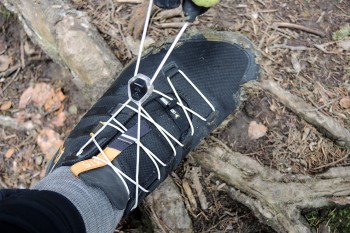 Schnell geschn&uuml;rt: Das Speed Lacing System mit Verstaulasche sorgt f&uuml;r eine schnelle Fu&szlig;-Fixierung. | Foto: Arnold Zimprich