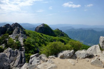 Blick vom Chilbulbong zum Sanghwangbong im Gayasan National Park. Die zwei Gipfel liegen wirklich sehr dicht zusammen. | Foto: Barbara Dziobek