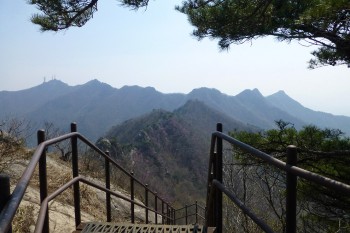 &Uuml;ber Felsen, Stege und Treppen verl&auml;uft die Wanderung im Gyeryongsan National Park. Rechts unten im Tal l&auml;sst sich der Tempel erahnen. | Foto: Barbara Dziobek