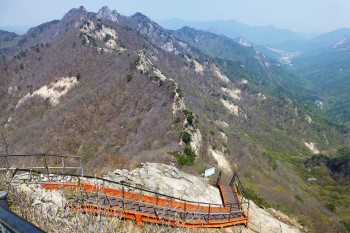 Die Zacken des H&uuml;hnerdrachens im Gyeryongsan National Park, kurz vor dem Samulbong.| Foto: Barbara Dziobek