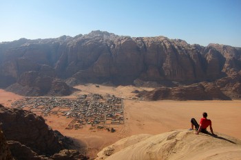 Fels und Sand: Das Klettern im Wadi Rum in Jordanien findet in einer spektakulären Landschaft statt. | Foto: Uwe Müller