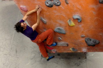 Erste Annäherungsversuche an den Five Ten Quantum beim Einklettern in der Halle. | Foto: Stefan Rehm
