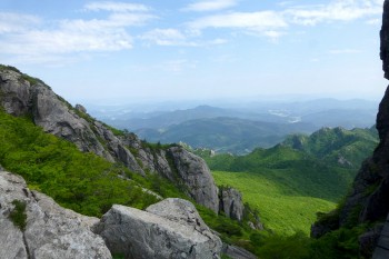 Koreas 21 Nationalparks sind wahre Wanderparadiese - hier der Blick &uuml;ber den Gayasan National Park. | Foto: Barbara Dziobek