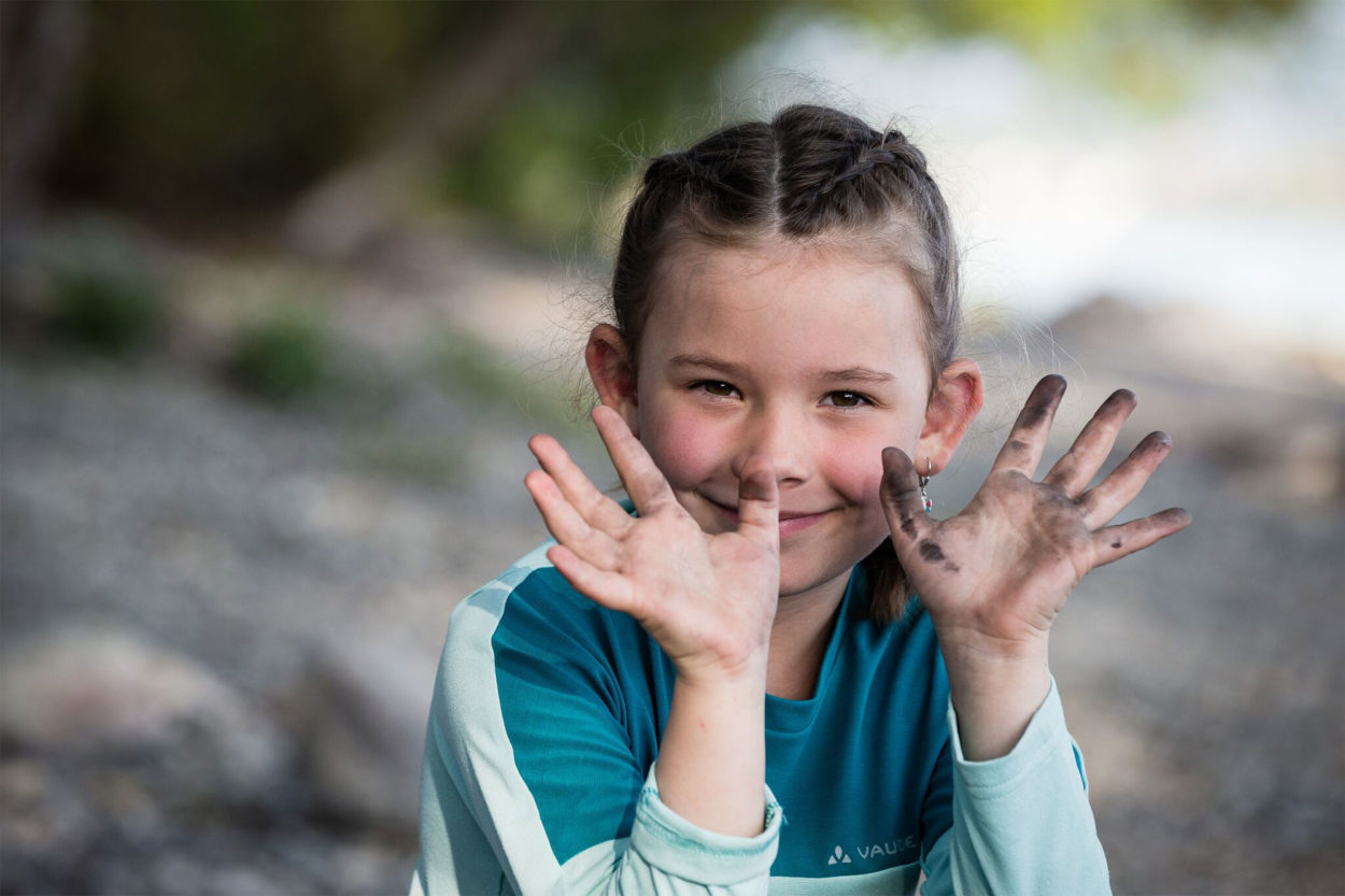 Mädchen beim Spielen im Freien