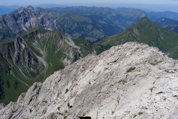 Fantastische Aussicht: Der Blick vom Gipfel des Großen Widderstein (2.533 Meter) über den Südwestgrat, unseren Aufstiegsweg. | Foto: Julia Gebauer