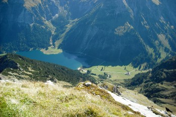 &Uuml;ber steile Alpwiesen geht es hinab ins Tannheimer Tal. Unten sieht man schon die Vilsalpe. | Foto: Julia Gebauer