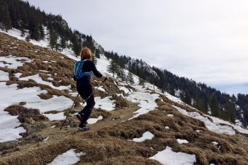 Nicht nur für Trailrunner eine Kaufempfehlung: die Leki Micro Vario Carbon AS Faltstöcke sind stabile und zuverlässige Begleiter auf allen Wegen. | Foto: Vroni Heidrich