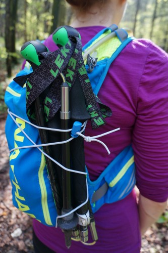 Mit nur 38 Zentimetern Länge im gefalteten Zustand lassen sich die Micro Vario Carbon AS bequem am Rucksack verstauen. | Foto: Vroni Heidrich