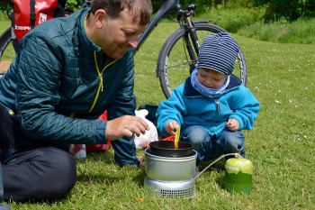 Abenteuer Outdoor-Küche: Selbstversorung unterwegs ist für die Kids ein Erlebnis. | Foto: Familie Reinsch