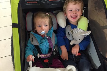 Gut gesichert und bequem reisen: Ein Fahrradanhänger ist für Radtouren mit Kindern ideal. | Foto: Familie Reinsch