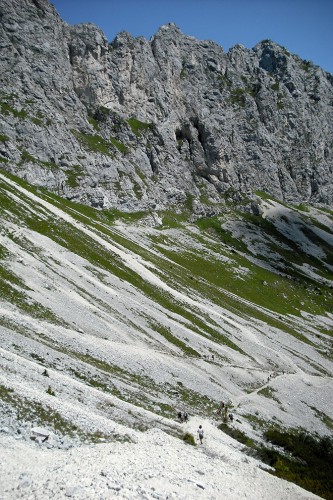 Der Abstieg von der Roten Flüh in Richtung Tannheimer Hütte führt durch ein flaches Kar. | Foto: Julia Gebauer
