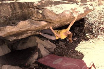 Von technischen Platten bis waagrechten Dächern ist alles geboten beim Bouldern im Tessin. | Foto: Chiara Hanke