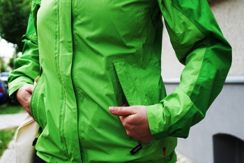 Eine der beiden ger&auml;umigen Eingrifftaschen fungiert als Packtasche. | Foto: Caroline Coch 