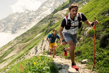 Egal ob Trailrunning, Radfahren oder Weitwandern: Die Knie sind beim Outdoorsport enormen Belastung ausgesetzt. | Foto: Leki