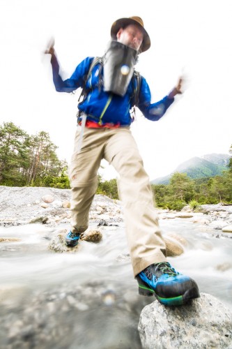 Der Mammut Ridge High GTX schlägt sich auch im nassen Gelände gut. Der Gore-Tex-Schuh hält dicht und auch die Sohle bietet Grip auf überspülten Steinen. | Foto: Björn Nehrhoff v. Holderberg