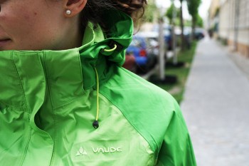 Ausgekl&uuml;gelte Verstellm&ouml;glichkeiten verleihen der Vaude Escape Pro W's Jacke eine ausgezeichnete Passform. | Foto: Caroline Coch